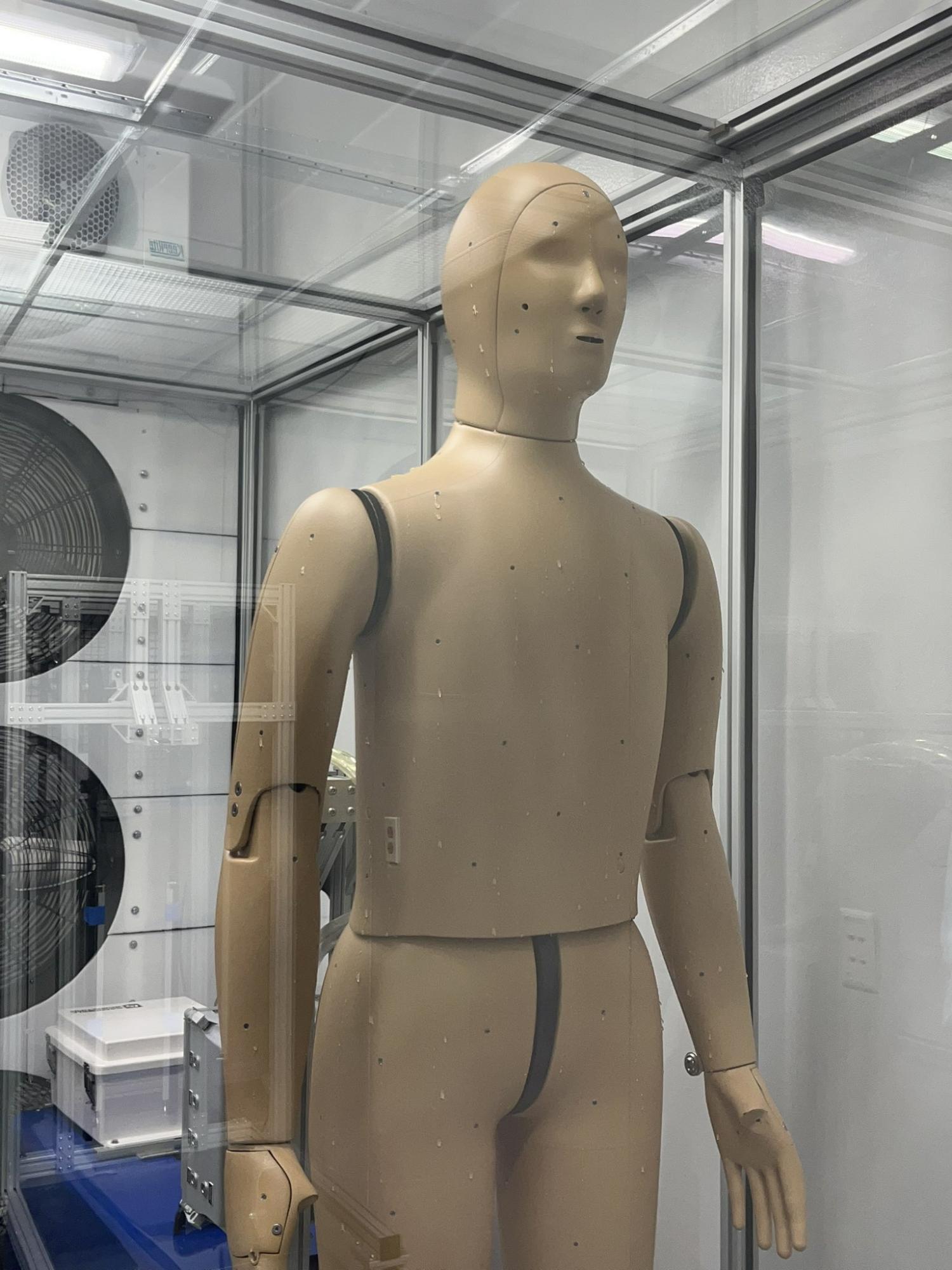 Ученые создали первого в мире робота, который дышит, потеет и дрожит. Вот как он выглядит